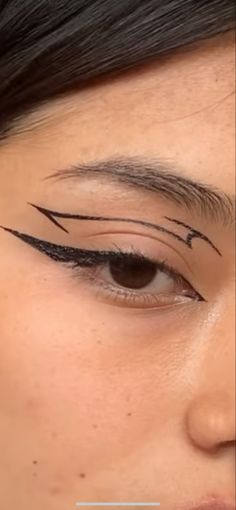 Unique Eyeliner Looks Hooded Eyes, Fancy Eyeliner, Graphic Eyeliner For Hooded Eyes, Cool Eyeliner Looks, Eyeliner Grafico, Easy Graphic Eyeliner, Eyeliner Graphic, No Make Up Make Up Look, Shrunken Heads