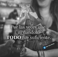 a woman holding two bottles of soda in her hands with the caption, por las veces que ni dandolo to do fue suffiiciente