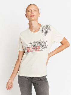 ENSWERBREATHE short-sleeved round-neck T-shirtAdopt a modern style with the ENSWERBREATHE t-shirt from BERENICE. This short-sleeved t-shirt combines trendiness and femininity with its artwork on the front and shoulders. Pleasant to wear, this tee can be worn without moderation. Off-white T shirt "Breathe" artwork on front Flowers on shoulders "Berenice" inscription on collar Short sleeves Round collar White Artwork, Wholesale Shoes, Reusable Bags, Beauty Bag, Cardigan Coat, Active Wear Tops, Round Collar, White Tshirt