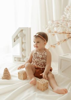 Home Photo Studio, Indoor Kids, Kids Studio, Baby Poses, Baby E, Studio Decor, Smash Cake, Kids Portraits, Birthday Photoshoot