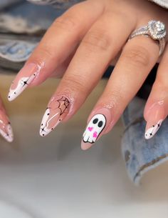 Mummy Nail Art Halloween, Cutesy Halloween Nails, Kawaii Spooky Nails, Trippy Halloween Nails, Stitched Nails Halloween, Cute Halloween Nails, Halloween Acrylic Nails, Best Acrylic Nails