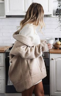 oversized teddy jackets Hygge Christmas, Winter Cottage, Photography Hair, Winter Vibes, Easy Style, Teddy Jacket, How To Pose, Cozy Winter