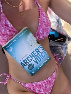 Reading On Vacation, Beach Book Pictures, Beach Book Aesthetic, Books At The Beach, Summer Book Aesthetic, Books And Beach, Books On The Beach, Summer Book Recommendations, Summer Reading Aesthetic