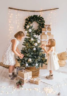 Mini Christmas Photo Shoot, Christmas Family Photos White Background, Holiday Studio Setup, Christmas Decorations Photoshoot, Christmas Decor For Photoshoot, Christmas Mini Sessions Indoor Setup, Christmas Setup Photography, White Christmas Mini Sessions, Boho Christmas Mini Session