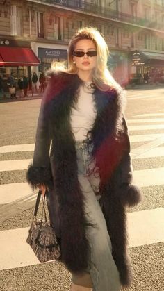 oldmoney vibe Fur Coat Outfits, 2000s Fashion Icons, Streetwear Inspo, Cool Girl Style, Rihanna Style, Old Hollywood Glamour, 2000s Fashion, School Fashion, Winter Looks