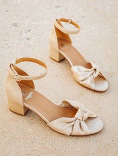 Gloria Iridescent Champagne - Low-heel knotted sandals in gold lamé leather Champagne Colour, Wedge Loafers, Gold Lame, Platform Clogs, Boot Pumps, Clean Shoes, Best Bags, Boots Knee, Shoes Outlet