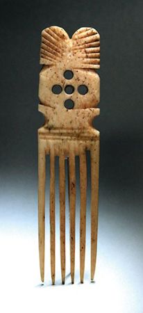 A Bone Comb/Hairpin, Tang Dynasty (618-907). 9cm high. With six long teeth surmounted by a geometric design, with five pierced holes. Source: http://mossgreen.com.au/ Medieval Hair, Medieval Hairstyles, Medieval Clothes, Strange History, Bone Art, Bone Horn, Tang Dynasty, Carving Ideas, Shawl Pins