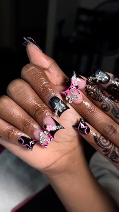 Fly Nails, Duck Nails Black, Black And Pink Nails Short, Black And Pink Nails Acrylic, Gothic Duck Nails, Black Duck Nails, Black Junk Nails, Y2k Pink And Black Nails, Rockstar Duck Nails