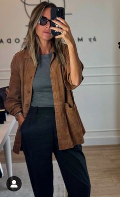 Suede Shirt Outfit, Suede Moto Jacket Outfit, Tan Blazer Outfits, Tan Suede Moto Jacket, Moto Jacket Outfit, Fall Blazer, Uni Outfits, Capsule Outfits, Jacket Outfit