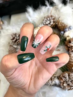 Nail Inspiration Dark Green, Holly On Nails, Holly Nails Christmas, Holly Christmas Nails, Christmas Nails Dark Red, Xmas Nails Green, Christmas Nails Red Green, Christmas Holly Nails, Pre Christmas Nails