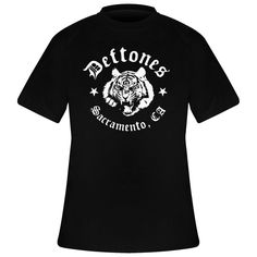 - T-Shirt Pour Hommes des Piliers du Nu Metal Américain - Visuel d'une Tête de Tigre Avec le Logo du Groupe et le Nom de Leur Ville d'Origine, Sacramento en Californie - Merchandising Officiel Deftones Pour un Look Old School, Passez par le SHOP DES PANTALONS POUR HOMMES et Associez-le Avec une Paire du MAGASIN DES CHAUSSURES DE SKATE ! Sacramento, Old School