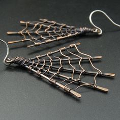 Copper Spider Web Earrings - Folksy Wire Wrapped Spider Web, Wire Halloween Decor, Metal Work Projects, Diy Halloween Jewelry, Halloween Jewellery, Spider Web Earrings