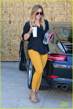 I love this yellow color Mustard Pants Outfit, Yellow Pants Outfit, Mustard Outfits, Mustard Pants, Look Jean, Yellow Jeans, Hillary Duff, Yellow Pants, Boating Outfit