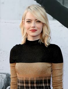 Emma Stone Hair, Lob With Bangs, Celebrity Beauty Secrets, Bangs For Round Face, Lob Haircut, Round Face Shape, Trendy Hair Color