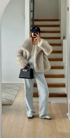 Outfit Con Montone, Paris December Outfit, White Fluffy Jacket Outfit, Snood Outfit, Fake Fur Coat Outfit, Sporty Elegant Outfit, Short Fur Coat Outfit, White Fur Outfit, Platform Ugg Outfit