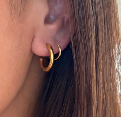 18K GOLD DOUBLE HUGGIE HOOP EARRINGS 2 IN 1 Loop in double the style with our MICKY DOUBLE HUGGIE HOOP EARRINGS! These trendy huggies create the illusion of two piercings with one earring. Perfect for everyday wear and even waterproof for all day fun. Your new favorite accessory for an effortless look. (And you don't even need two piercings!) Materials: Stainless steel, 18K gold plated Measurements: Hoop diameter 16mm & 10mm, 2mm thickness Additional Info: Hypoallergenic High Polish finish Eco-f Earring Double Piercing, Two Piercings, Ear Peircings, Earring Inspo, Double Piercing, Second Piercing, Golden Hoops, Double Hoop Earrings, One Earring