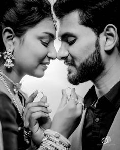 Best engagement photoshoot poses with rings / ring ceremony photoshoot poses Dresses For Couples, Engagement Ring Photoshoot, Indian Engagement Photos, Engagement Photoshoot Poses, Marriage Poses, Couple Pose Ideas, Engagement Shoots Poses