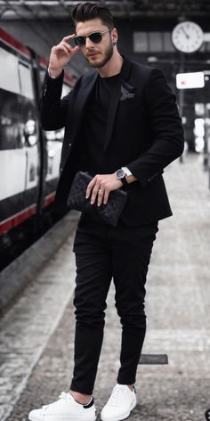 Casual Formal Outfit Men Blazer, Las Vegas Mens Club Outfit, Mens Black Blazer Outfit Casual, Mens Dress Outfit With Sneakers, Formal Wear Men Outfits Classy, Black Classy Outfit Men, Terno All Black, Black Suit With Sneakers Men, Black Suit With Sneakers