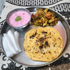 Mix veg ,beetroot raita ,makke ki roti ,mooli 🍛😋