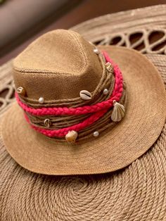 Beach Cowboy Hat, Beach Cowboy, Outfit Vaquero, Macrame Bags, Crochet Handbags Patterns, Straw Hats, Macrame Bag