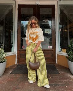 Pajama Bottoms Outfit, Striped Pajama Pants Outfit, Pajamas Aesthetic Outfit, Pajama Pant Outfits, Graphic Pants Outfit, How To Style Pajama Pants, Oversized Graphic Tee Outfits, Graphic Tee Outfit Street Style, Graphic Tee Outfit Fall