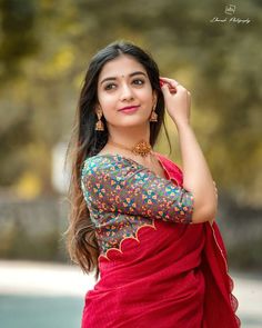 Latest Saree Blouse, Bride Photos Poses, Saree Poses, Saree Blouse Designs Latest, Indian Woman, Saree Trends, Stylish Sarees, Photography Poses Women