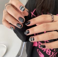 Grunge Gel Nails Short, Punk Rock Nail Art, Simple Grunge Nails Short, Rock Nails Grunge Short, Short Emo Nail Designs, Goth Gel Nails Short, Simple Goth Nails Short, Punk Rock Nails Grunge, Short Punk Nails