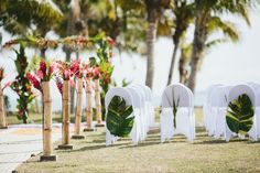 there are many chairs that have been set up in the grass for an outdoor ceremony