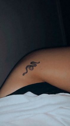 Tatuagens femininas delicadas Tatuagens modernas Tattoo panturrilha feminina Tatuagem feminina antebraço delicada Tattoos braço feminina #tattoo #tatuagens #tatuagem Small Snake Tattoo On Hip, Small Snake Hip Tattoo, Red Snake Tattoo Hip, Hip Tattoos Women Snake, Small Hip Tattoos Women Words, Snake Tattoos Hip, Small Tattoo Snake, Women Snake Tattoos, Snake On Hip Tattoo