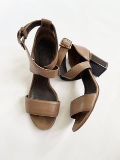 Tory Burch Cross Strap Brown Sandals Size 8 Strappy Block Heel

3 inch heel 

Good used condition. Normal to minimal signs of wear. 

Brown leather upper .
Gold hardware. Strappy Block Heels, 3 Inch Heels, Brown Sandals, Cross Straps, Gold Hardware, Block Heels, Tory Burch, Brown Leather, Leather Upper