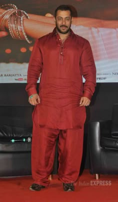 Salman Khan at a 'Prem Ratan Dhan Payo' promo event. #Bollywood #PRDP #Fashion #Style #Handsome Harshaali Malhotra, Black Suit Designs, Sooraj Pancholi, Salman Khan Wallpapers, Kurta Pajama For Men, Stylish Kurta, Pajama For Men, Kurta Shirt, Salman Khan Photo