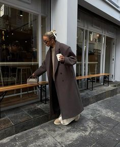 Chica Chola, Double Breasted Overcoat, Latina Outfits, Estilo Indie, Long Overcoat, Winter Street, Chique Outfits, Middle Age Fashion