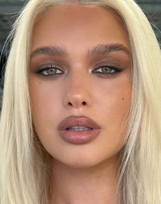 Brown Lips, Bombshell Makeup, Huda Beauty Lip, Maquillage On Fleek, Shine Lip Gloss, Lip Contour, Makeup For Blondes, Smink Inspiration, Le Duo