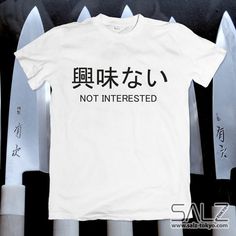 Not interested Japanese writing shirt // Etsy // https://www.etsy.com/listing/235434691/not-interested-tee-japanese-t-shirt Japanese T Shirt Design Ideas, Japanese Streetwear Tshirt Design, Harajuku Style Summer T-shirt With Text Print, Japanese Is Easy To Read Shirt, Japan T Shirt, Japanese Writing, Japanese Text, Health Goth