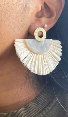 Beautiful, large white raffia tassel earrings with round, gold-plated stud earrings. The round stud earrings are gold-plated and have a diameter of 1.5 cm The tassel pendants are made of white raffia and acrylic, the combination creates a pretty fan look. ✨The total length of the fan earring is 5.5 cm ✨The large hanging earring is 6 cm wide This beautiful boho statement jewelry was lovingly handmade and is very comfortable to wear. Of course, these earrings are also great as a gift, if you click Raffia Tassel, White Tassel Earrings, Statement Earrings Gold, Hanging Earring, White Fan, Large Statement Earrings, White Tassel, Gift Girlfriend, Gold Statement Earrings