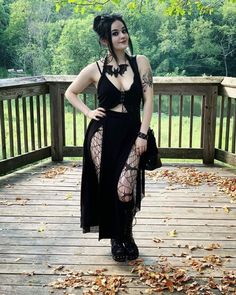 Goth Culture, Goth Gifts, Goth Outfit Ideas, Gothic Mode, How To Impress, Fashion Goth, Awkward Family Photos, Goth Look, Alt Outfits