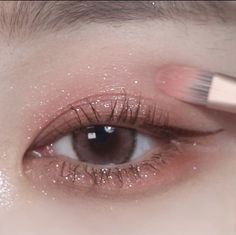 Eye Makeup Glitter, Concert Makeup, Pink Eye Makeup, Glitter Eye Makeup