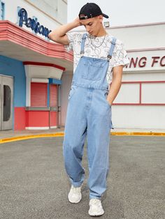 Lavagem clara  Collar  Jeans Simples Perna reta Embellished Não elástico Jean Overall Outfits, Style Salopette, Dungaree Outfit, Denim Outfit Men, Boys Overalls, Overalls Fashion, Overalls Men, Mens Overalls, Jeans Overall