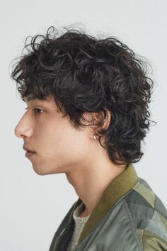 カッコいいのに、どこかファニーな親しみも。個性とカルチャー感が際立つリッジパーマ【東京最旬ヘアカタログ】 メンズノンノウェブ | MEN'S NON-NO WEB Japanese Curly Hair Men, Short Layered Curly Hair Men, Curly Mod Haircut Men, Curly Short Hair Men Haircuts, Short Wavy Mens Haircut, Men’s Hairstyles Curly, Men’s Curly Hairstyle, Mod Cut Mens Curly, Mod Haircut Curly