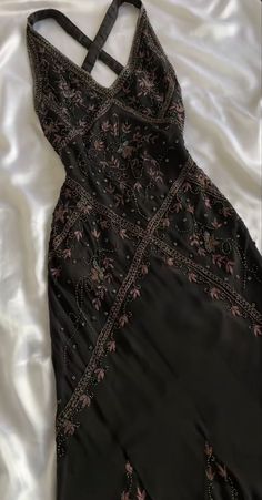 Best Winter Outfits, Yennefer Of Vengerberg, Vintage Slip Dress, Vintage Slip, Gothic Vintage, Prom Dress Inspiration, Pretty Prom Dresses, Vestidos Vintage, Midi Skirts