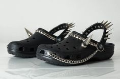 100 Perfect Spiked Crocs Ideas in 2023 Crocs Meme, Crocs Fashion, Goth Scene, Ugly Shoes, Avant Garde Fashion, Punk Rock, Cute Shoes, Shoe Brands