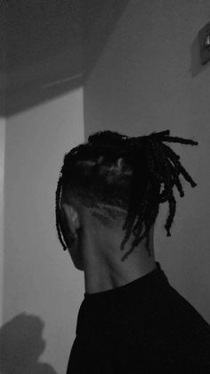 tranças afro corte Dreadlock Fade, Pop Culture Tattoos, Taper Fade Curly Hair, Culture Tattoos, Men Haircut Curly Hair