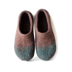 "Elevate comfort and style with our Men's Gifts for House Slippers, offering a cozy and barefoot experience. Ideal for housewarming your friends, these slippers boast exceptional design and craftsmanship. Customize your pair by choosing from 7 colors of organic wool and 10 colors of sustainable plant-based rubber soles. Perfect for occasions like Christmas, Father's Day, Granddad Gifts, and Anniversaries, these slippers are a thoughtful and functional gift. Engineered to combat cold feet and har Green Outdoor Slippers With Round Toe, Green Round Toe Outdoor Slippers, Green Outdoor Slip-on Slippers, Green Slip-on Outdoor Slippers, Comfortable Green Slippers For Winter, Comfortable Green Winter Slippers, Green Closed-toe Winter Slippers, Green Slip-on Winter Slippers, Wool Slippers