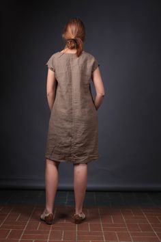 "Handcrafted Oeko-Tex Standard certified 100% European linen smock dress ideal for everyday wear. Perfect for springtime or chilly summer days. Always dress to kill! Neckline: round Silhouette: A-line Length: ±39\"/100cm (we can make adjustments) Sleeve length: cap Pockets: side seam Details: *Medium weight *Model is wearing size M *Maternity-friendly *Relaxed fit *Not-ironed (and no need to) *Handmade by @LinenCloud Easy care: - Machine wash gentle - Wash seperately or with similar colours - Tu Casual Brown Linen Dress With Relaxed Fit, Summer Brown Linen Daywear Dress, Casual Linen Dress With Short Sleeves, Casual Short Sleeve Linen Dress, Summer Linen Dress With French Seams For Daywear, Brown Linen Short Sleeve Dress For Summer, Short Sleeve Brown Linen Summer Dress, Brown Linen Summer Dress With Short Sleeves, Relaxed Fit Flax Linen Dress