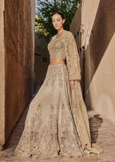 Golden Lehenga Choli Gown For Indian Bridal Wear Gold Dupatta, Full Sleeve Gowns, Golden Lehenga, Purple Lehenga, Pakistani Bridal Dress, Bridesmaid Lehenga, Walima Dress, Reception Lehenga, Beige Blouse