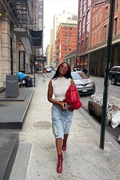 zara denim cargo shorts Tokyo Outfits Black Women, Denim Cargo Shorts, Denim Cargo, Closet Goals, Paris Outfits, Looks Street Style, Outfit Trends