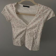 Never Worn Casual White Tops With Floral Print, White Cotton Top With Rose Print, Summer V-neck Top With Rose Print, Fitted Cotton Top With Rose Print, White Cotton Tops With Rose Print, White Cotton Rose Print Top, Trendy Rose Print Tops For Spring, Cute Floral Print V-neck Top, Cute V-neck Floral Print Tops