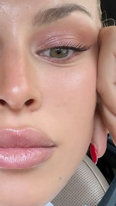 Using Blush As Eyeshadow, Summer Glow Makeup Look, Rosy Eye Makeup, Light Summer Makeup Looks, Glowy Eye Makeup, Soft Summer Makeup Looks, Pink Glowy Makeup, Summer Party Makeup, Pink Dress Makeup