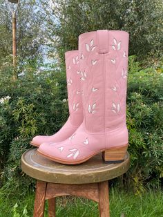 We offer FREE SHIPPING on our website www.Dandelie.com Follow us on instagram: @dandeliethelabel or find the full collection at our website www.dandelie.com 🌼✨ These Leaf Boots in pink are handcrafted in Spain. Our boots are made of the finest leather, and over time will adjust and mould to fit your feet perfectly. Our boots compliment any style, whether you're a 70s vintage babe, a Bohemian soul, a Western cowgirl, or just looking to spice up your style! These boots are a statement, investment Leaf Boots, Flower Boots, Pink Cowboy, Bohemian Soul, Pink Boots, Western Cowgirls, Western Cowgirl, 70s Vintage, Western Cowboy Boots