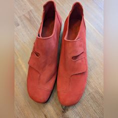 Arche France Red Leather Nubuck Scratch Oxford Platforms Loafers Size 40, In Excellent Condition, Never Worn Outside. No Box. Founded In 1968 , Arche Is A French, Family-Owned Company, Specialising In Highly Original Designs For Women's And Men's Footwear Collections, For Over Three Generations. "Our Shoe Collections Offer Sleek, Stylised Lines, A Comprehensive Palette Of Vivid Colours, Leathers Soft As A Second Skin, And Airy Soles All Features Designed To Suit And Assert Every Personality. Today, The Arche Brand, Led By Catherine Hlaine And Her Brother Pierre-Emmanuel, Manufactures The Great Majority Of Its Models In France, At Chteau-Renault In The Loire Valley. It Is One Of Th Red Slip-ons For Fall, Red Fall Slip-ons, Red Slip-ons With Round Toe For Fall, Red Leather Loafers For Fall, Chic Red Leather Flats, Red Low-top Loafers For Spring, Red Slip-on Leather Shoes With Almond Toe, Red Leather Flat Moccasins, Red Leather Loafers With Textured Sole